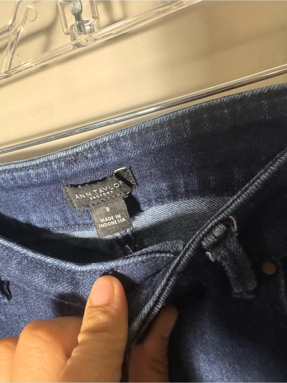 Ann Taylor Factory tapered Jeans Blue Dark Wash Denim 5-Pocket Women's 8 - Picture 3 of 4